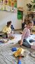 dzieci tworzą apteczkę skarbów na dywanie