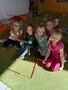 dzieci bawią się na dywanie wraz z Zippim